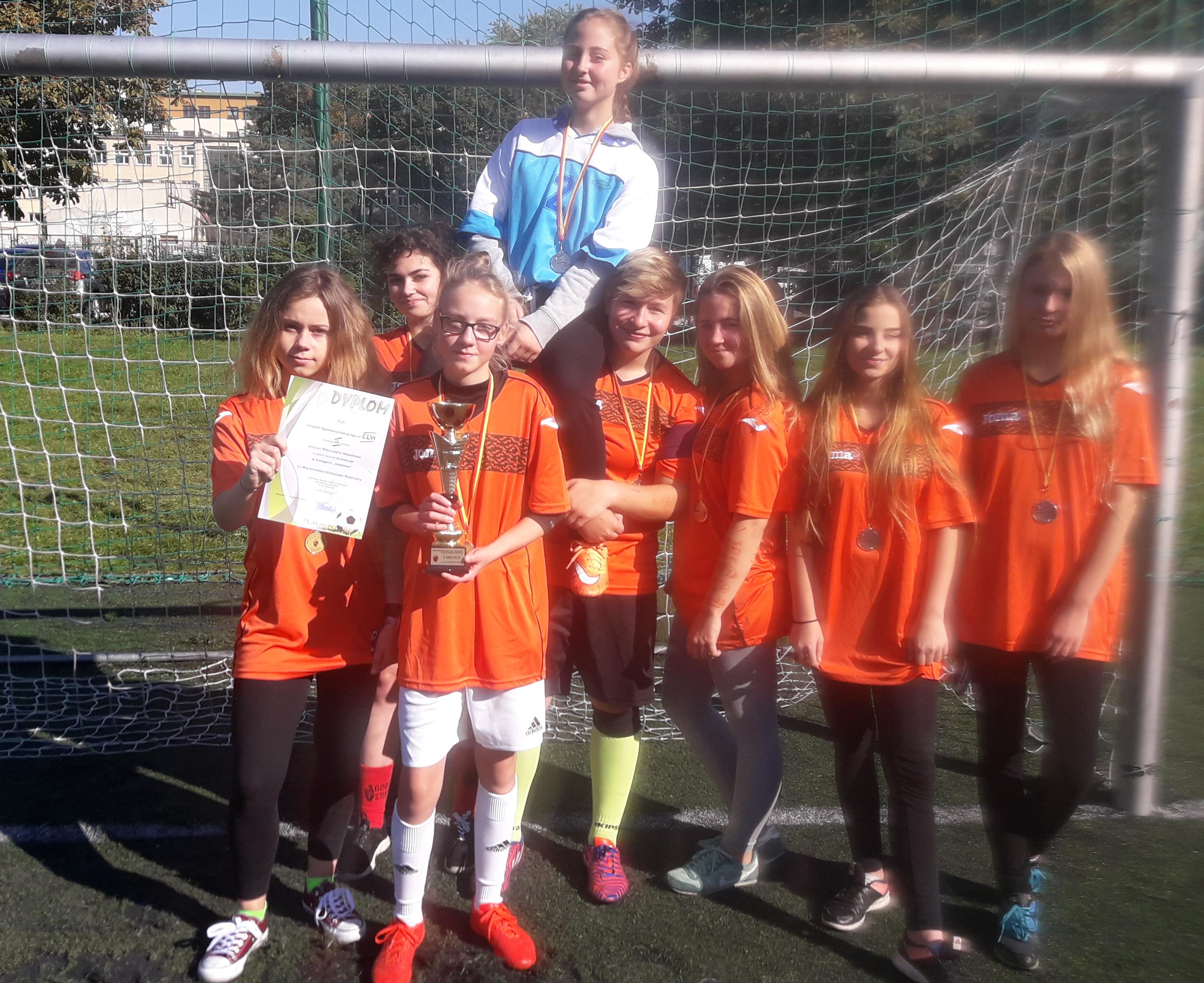 Drużyna dziewcząt w piłce nożnej