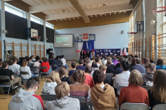 Uczniowie na akademii