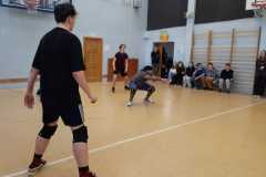 Uczniowie odbierają piłkę