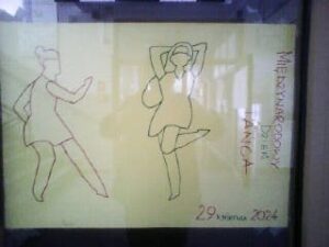 Plakat Miedzynarodowego Dnia Tańca na drzwiach wewnętrznych