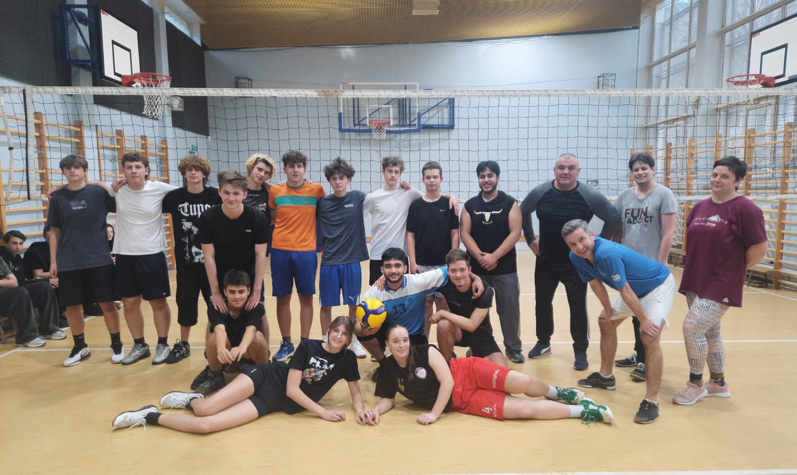 Mecz siatkówki uczniowie vs. nauczyciele